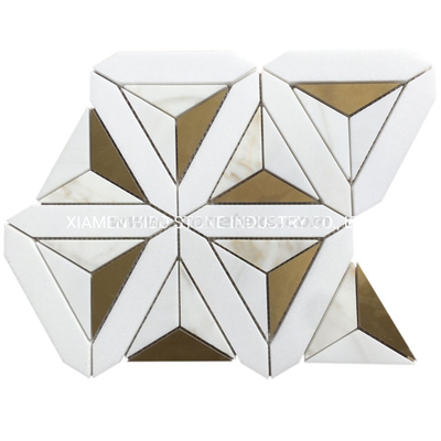 Thassos Calacatta и золотой латунный треугольный мозаичный узор